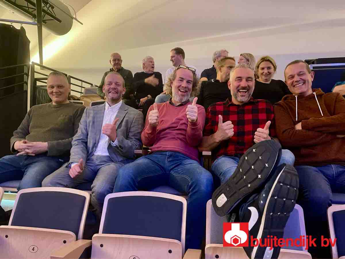 Buijtendijkbv's tweet image. Mensen, wat waren we uit! Naast al het serieuze werk was het nu tijd voor ontspanning. Na het Genieten van een warme maaltijd een bezoekje gebracht aan Theater de Kampanje waar we hebben genoten van de show van @teunvandenelzen. Jij nog iets leuks gedaan? #goedweekend!