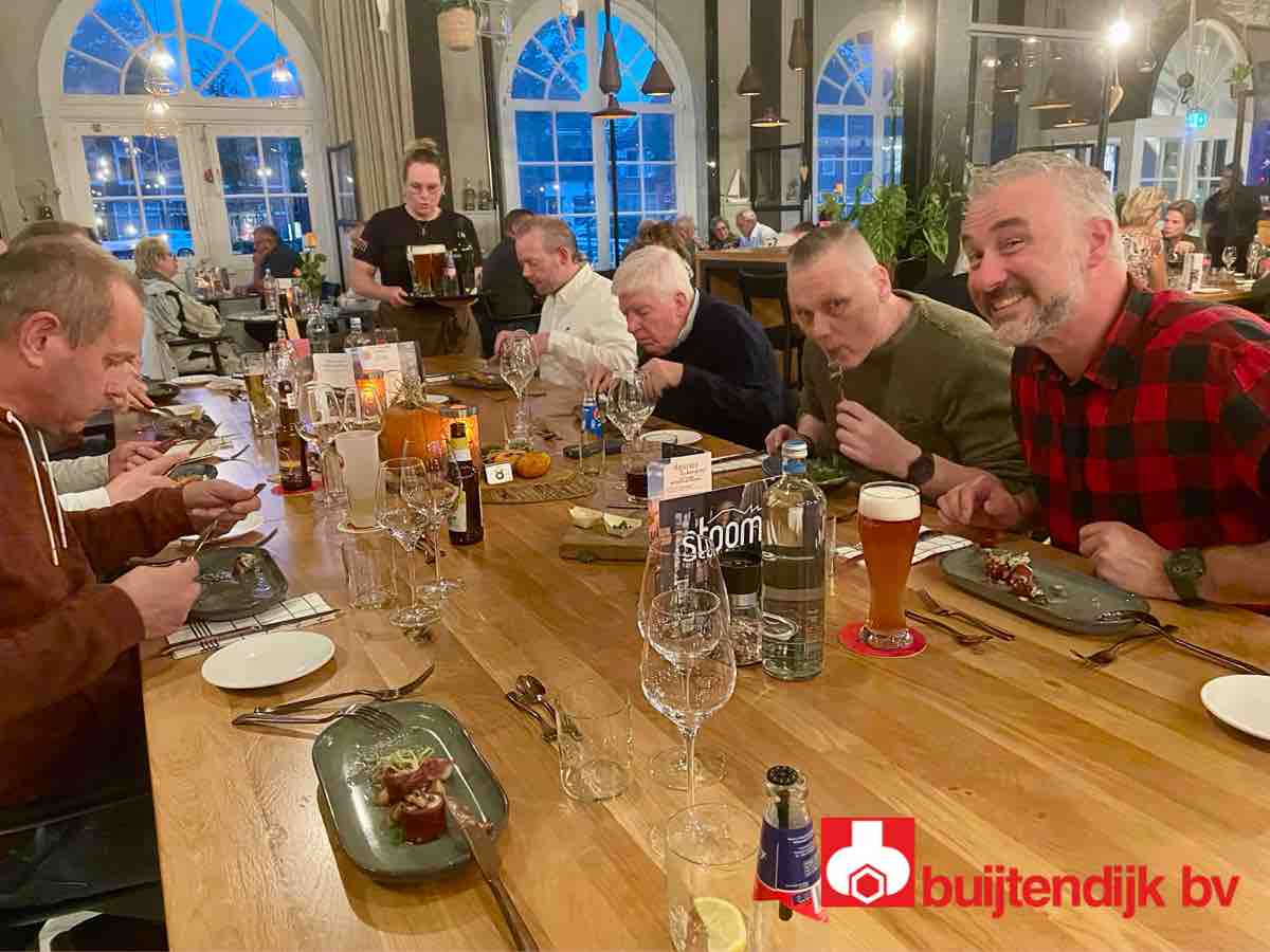 Buijtendijkbv's tweet image. Mensen, wat waren we uit! Naast al het serieuze werk was het nu tijd voor ontspanning. Na het Genieten van een warme maaltijd een bezoekje gebracht aan Theater de Kampanje waar we hebben genoten van de show van @teunvandenelzen. Jij nog iets leuks gedaan? #goedweekend!