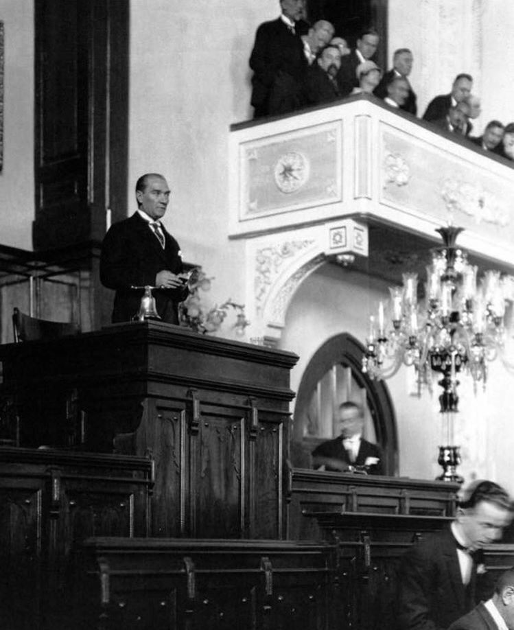 "Efendiler! Yarın Cumhuriyeti ilan edeceğiz!"

Mustafa Kemal ATATÜRK