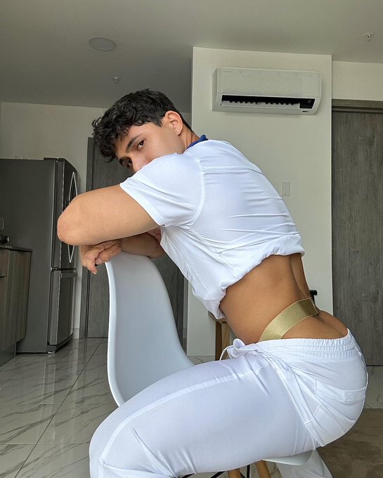 The doctor needs an injection 👨🏻&zwj;⚕️ 💉 https://t.co/5k1mC2BLdW