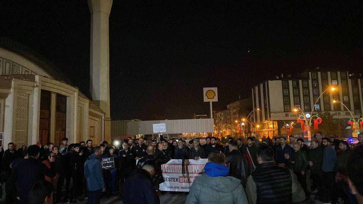 ibrahim_besinci's tweet photo. Filistindeki yavrularımız, annelerimiz, babalarımız için ayaktayız!

Asil ve soylu öfkemiz ile meydanlardayız☝️
#GazaUnderAttack 
#BüyükFilistinMitingi https://t.co/UXQAGg99XJ