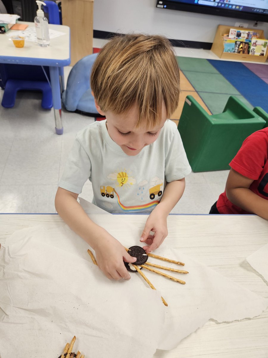 Mrs_Sigle's tweet image. We had soo much fun with our buddy class making spider cookies! @NBTECC #Halloween #BuddyClass #SpiderCookie