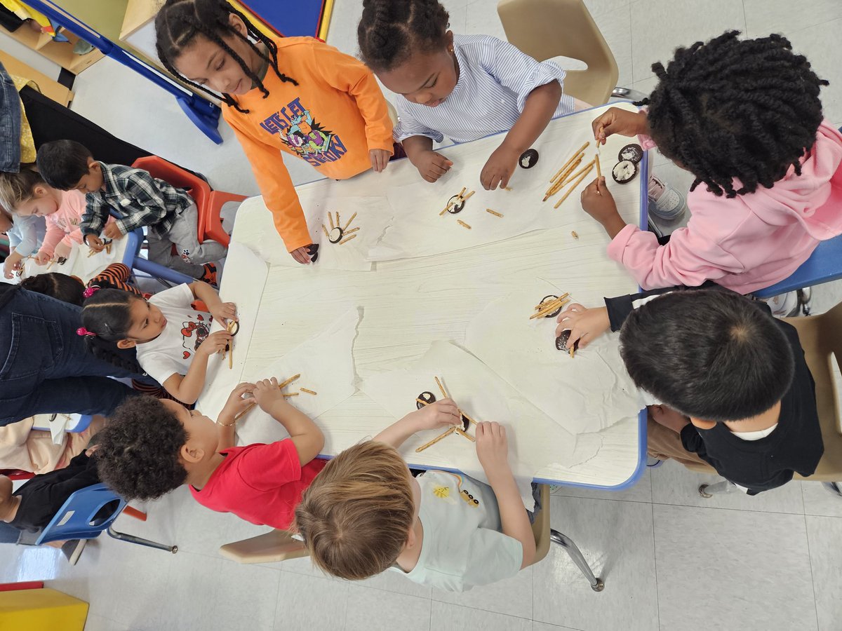 Mrs_Sigle's tweet image. We had soo much fun with our buddy class making spider cookies! @NBTECC #Halloween #BuddyClass #SpiderCookie
