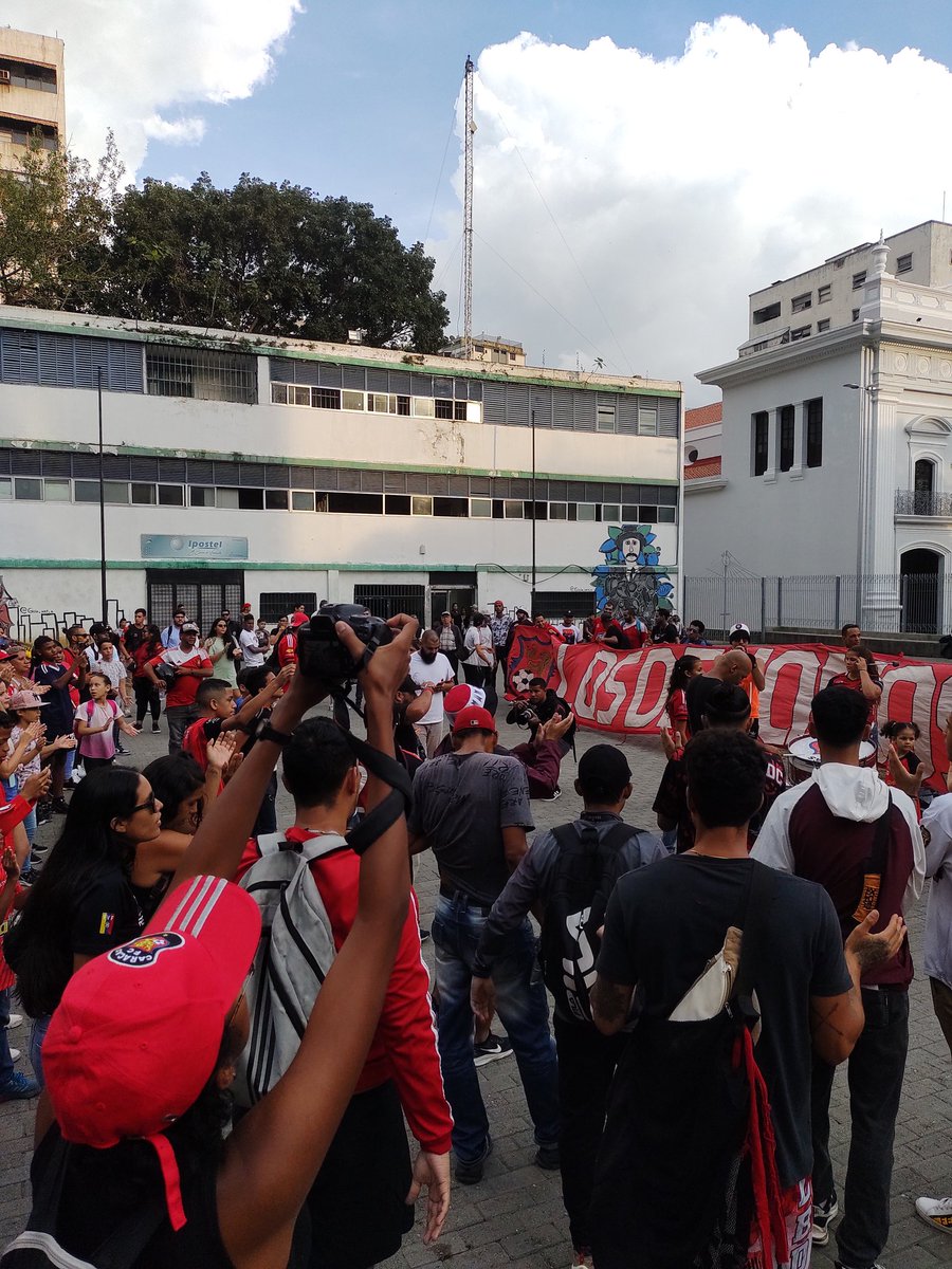Para ser campeones tenemos que empujar todos. 

Grandiosa actividad del Rojo en Plaza La Candelaria. Este domingo que nadie se quede en casa: todos al Olímpico!
