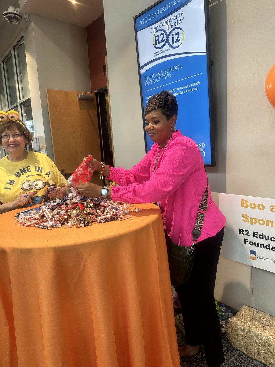 KatiniaD's tweet photo. In @RichlandTwo we love #Joy, so this is what we do to share it with our community and each other. #BooAt2 @tcdavis61 @TracyFootman @MiSTER_Spann @AbbyCobb15 https://t.co/HRDAnZLdPx