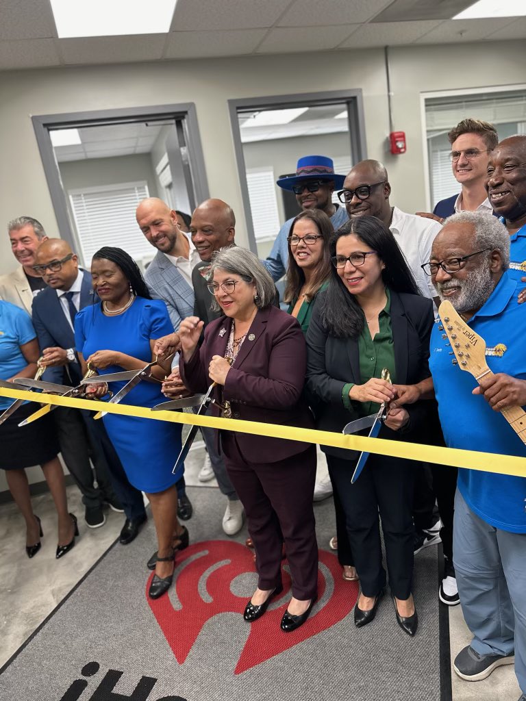 Proud to support an organization that provides opportunities for our youth to express themselves through music! What @Papa_Keith, @guitarsoverguns, @MayorDLC, @MarleineBastien, & @MiamiDadeParks are doing is special! This music studio is a WIN for our community & #OurCounty! 🎸