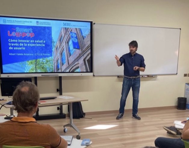 tsmartlollipop's tweet photo. Presentación del caso #TheSmartLollipop 🍭 en el máster de #innovación de la @UniBarcelona . ¡El proyecto ha despertado mucha curiosidad! Gracias a todxs por vuestra atención. En la fotografia, @albert_valeta , CTO de la #startup i exalumno del máster. 💡🛠️ https://t.co/6xbkvCF7SR