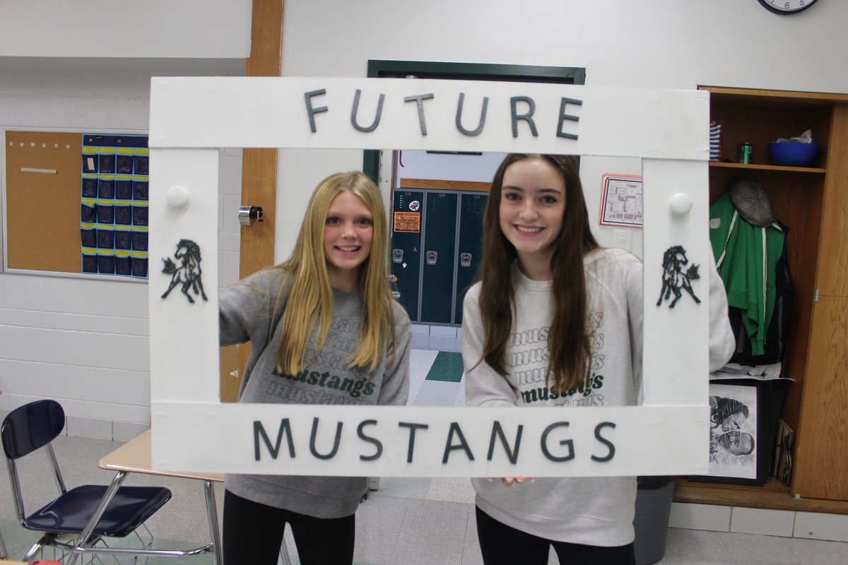 Epchs231's tweet photo. Another Shadow Day at EPCHS is in the books! A number of #FutureMustangs from across #EvergreenPark spent their Friday alongside current students to get a taste of what a day in high school is like.
#GoToEP https://t.co/aIutwkljuj