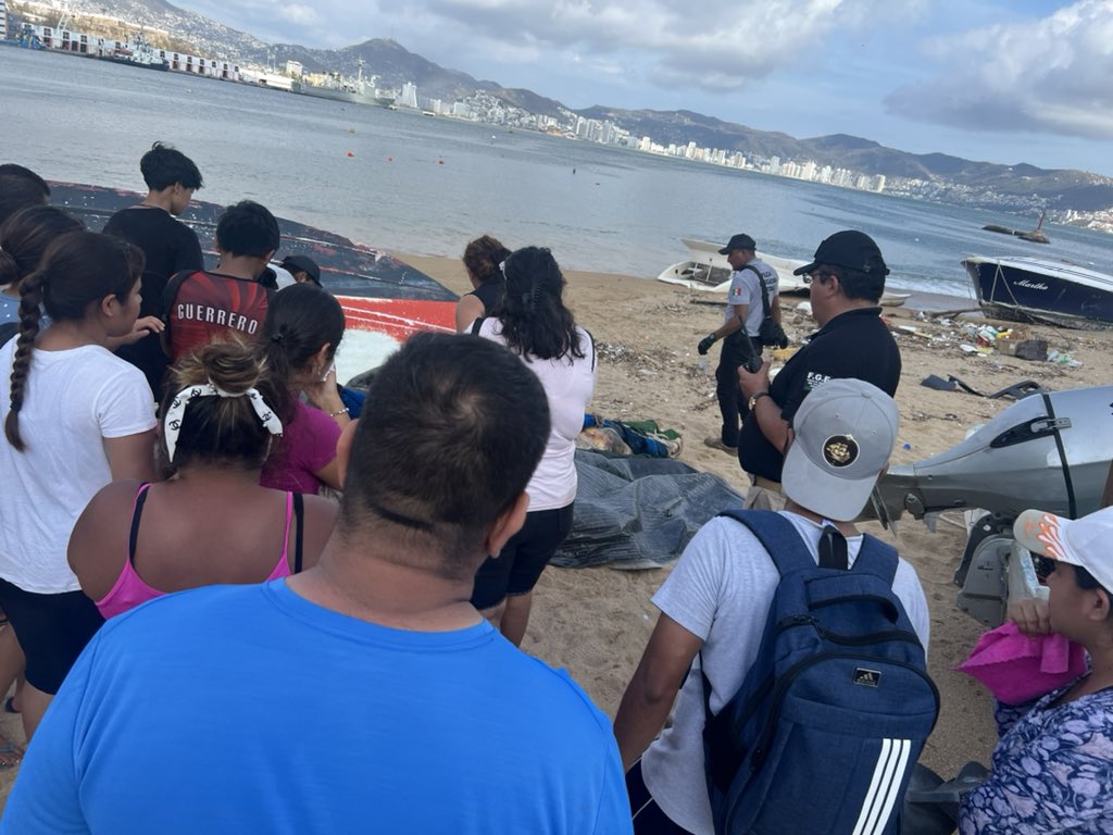 The Mexican government has insisted that only 27 people have died in Acapulco. Today we watched rescue crews pull bodies out of the water. One of the security officials on scene told us they recovered 50 bodies today. 1/