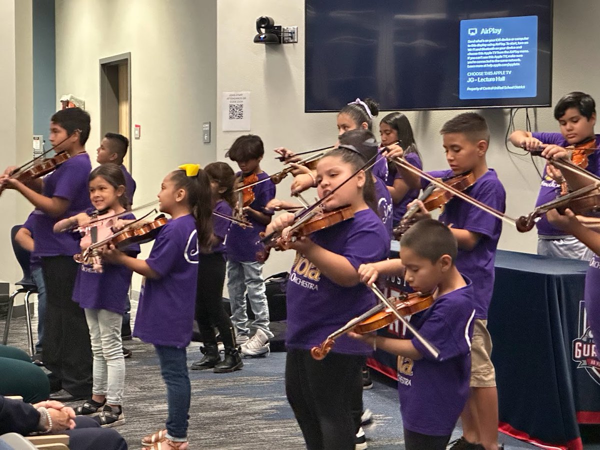 SaveAfterschlCa's tweet photo. Thanks for hosting a great #LightsOnAfterschool site visit this week @CaTeachFellows @CentralUSD @FresnoCoSS https://t.co/XX3peqnDdO