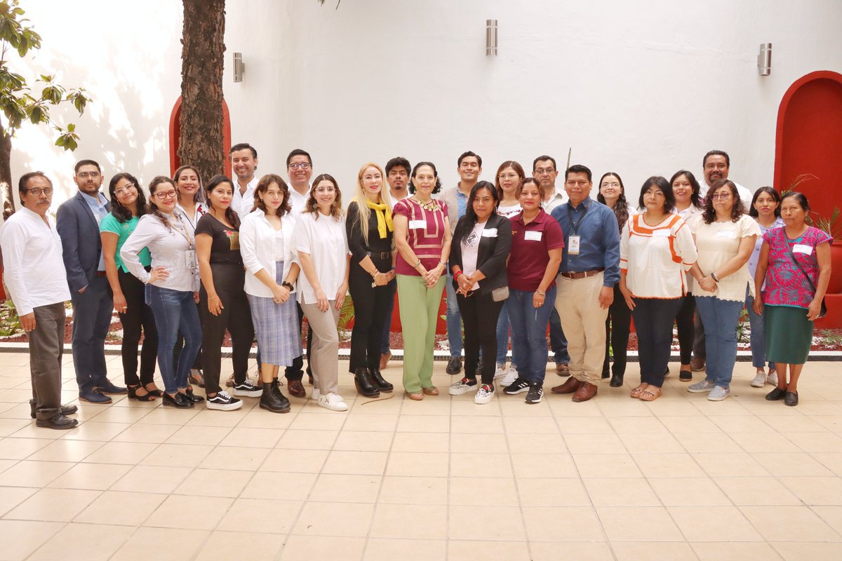 DesEconomicoOax's tweet image. La #SEDECO en colaboración con @SECULTA_GobOax y el @IFPA_GobOax, realizaron la segunda sesión de la “Mesa Ejecutiva Sur-Sureste, Industrias Culturales y Creativas”, con el fin de cerrar filas para concretar acciones puntuales que fortalezcan el sector artesanal de #Oaxaca.