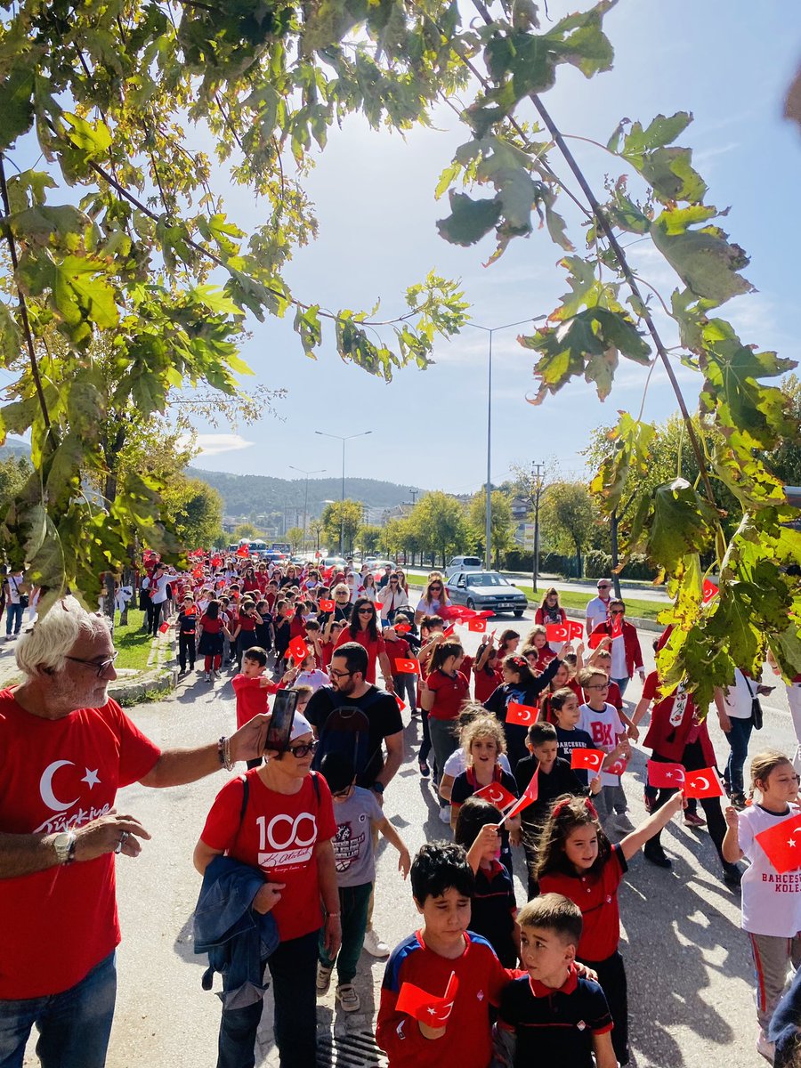 29 Ekim Cumhuriyet Bayramı etkinliklerimiz çerçevesinde bugün  okul bandomuz eşliğinde "Cumhuriyet Yürüyüşü" gerçekleştirdik.🇹🇷
100.yıl kortejimize katılım sağlayan, bayram coşkusunu bizimle paylaşan velilerimize çok teşekkür ederiz. ♥️
Cumhuriyet çocuklarımızla güzel 🇹🇷