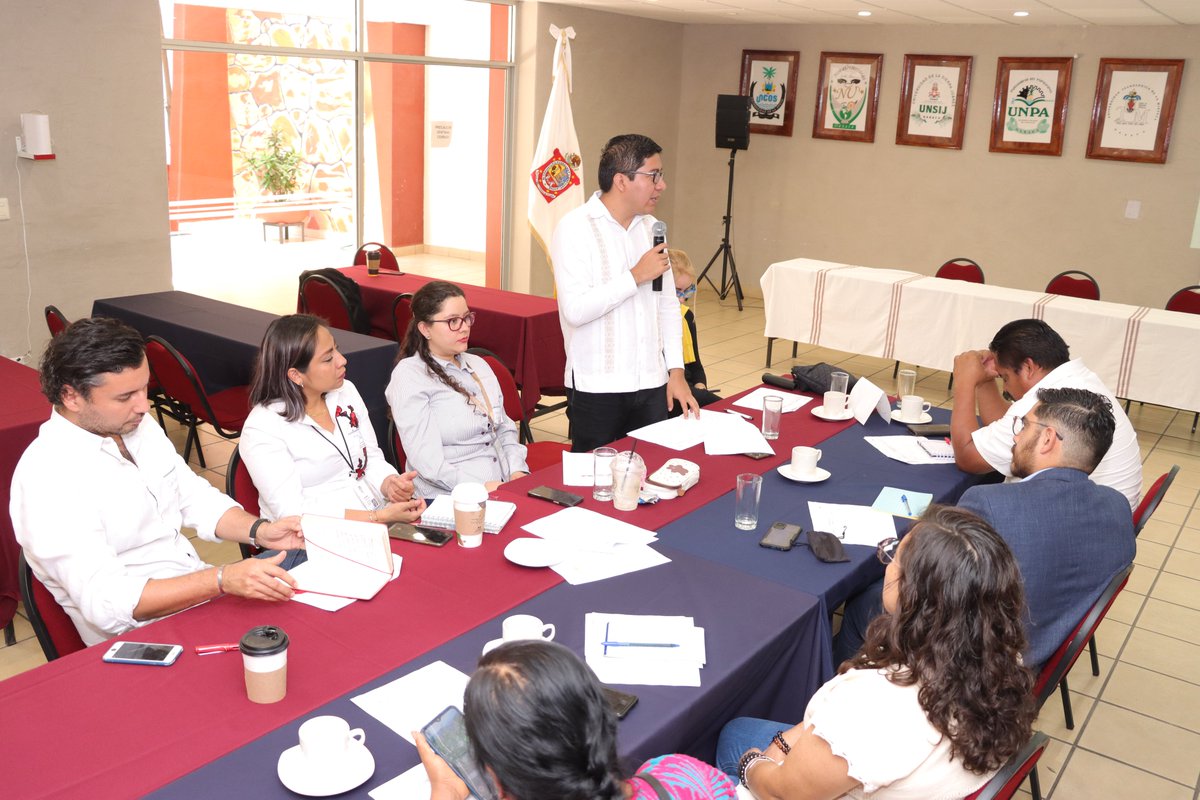 DesEconomicoOax's tweet image. Lo anterior, con la asesoría de la especialista líder en innovación y creatividad de @el_BID, Alejandra Luzardo, la Coordinadora de Proyectos de la consultoría internacional UNIT (@servdesignunit), Valentina López y la Consultora de Diseño Estratégico de UNIT, Zabel Revuelta.