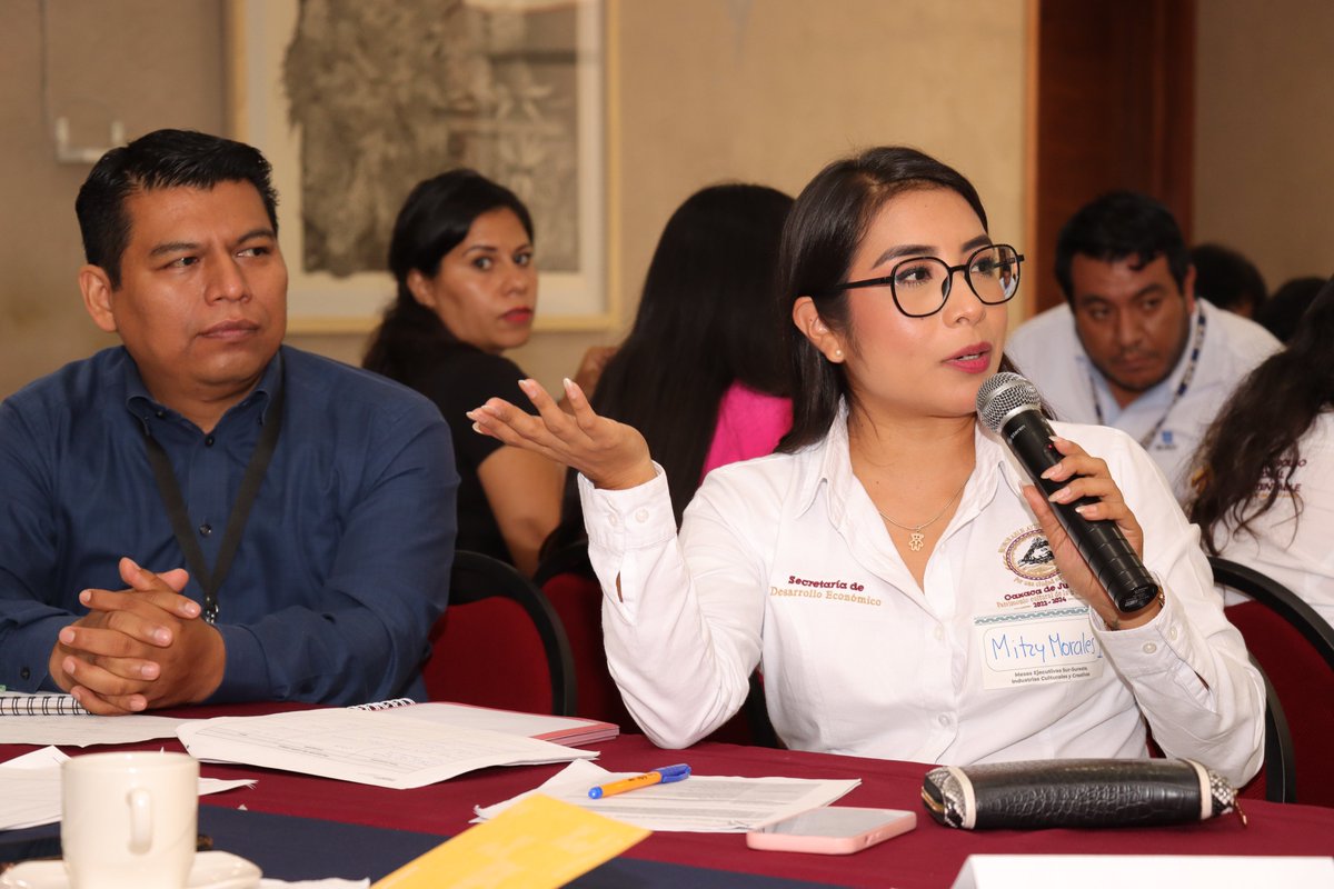 DesEconomicoOax's tweet image. Lo anterior, con la asesoría de la especialista líder en innovación y creatividad de @el_BID, Alejandra Luzardo, la Coordinadora de Proyectos de la consultoría internacional UNIT (@servdesignunit), Valentina López y la Consultora de Diseño Estratégico de UNIT, Zabel Revuelta.