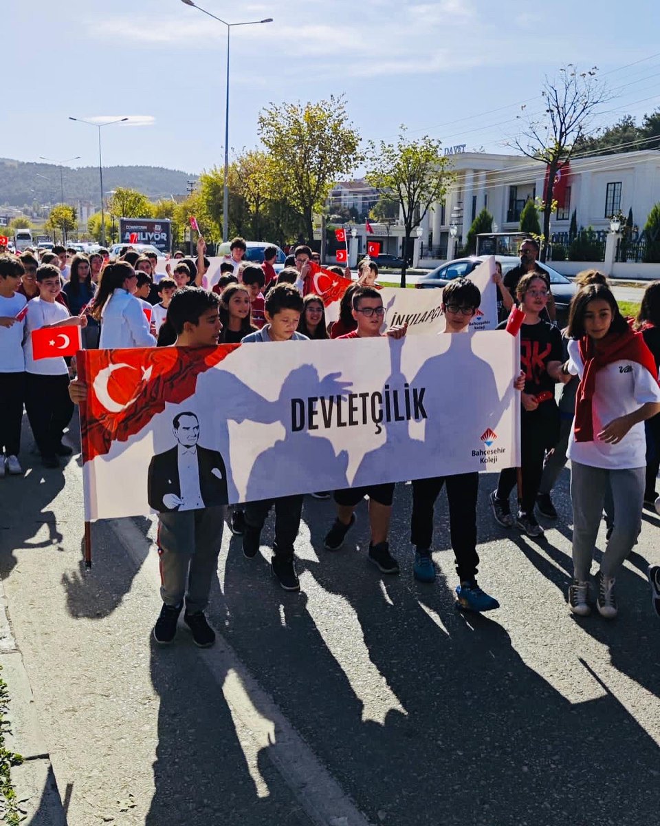 29 Ekim Cumhuriyet Bayramı etkinliklerimiz çerçevesinde bugün  okul bandomuz eşliğinde "Cumhuriyet Yürüyüşü" gerçekleştirdik.🇹🇷
100.yıl kortejimize katılım sağlayan, bayram coşkusunu bizimle paylaşan velilerimize çok teşekkür ederiz. ♥️
Cumhuriyet çocuklarımızla güzel 🇹🇷