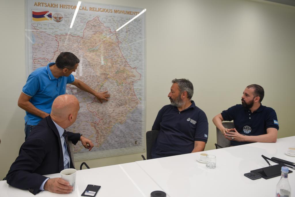 CascosBlancos's tweet photo. Continúa nuestra misión técnica y logística en Armenia. 
Hoy, junto con nuestra representación diplomática en 🇦🇲, mantuvimos reuniones con instituciones de beneficencia locales que mantienen estrechos vínculos con las organizaciones comunitarias en 🇦🇷. https://t.co/eUfS9mT0q0