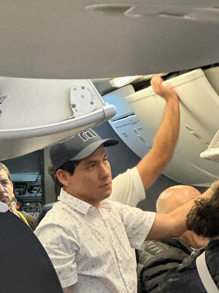 VicGarciaDice's tweet photo. Yo sé que lo legal y constitucional ya hace años vale tres chirajos de pellejo escrotal, ¿pero el presidente de la república no debería hacer oficial y público cada uno de sus viajes fuera del país? https://t.co/nwOM7fDKyl