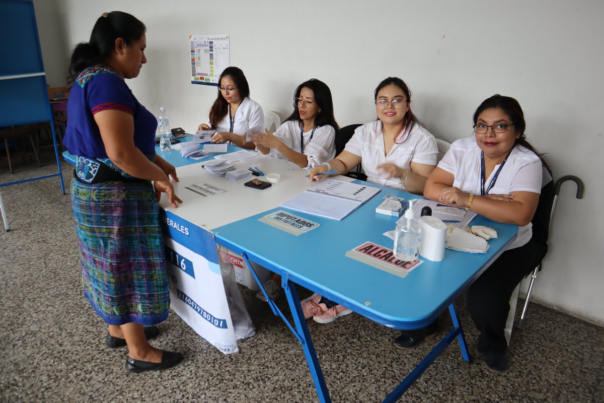 JEDCGuate's tweet photo. En este Centro de Votación fueron instaladas 12 mesas para ciudadanos con datos no actualizados y 16 mesas con datos actualizados. Acudió el 44.83% de empadronados para este centro a emitir su sufragio.
#EleccionesGT2023 https://t.co/pWlItiwllv
