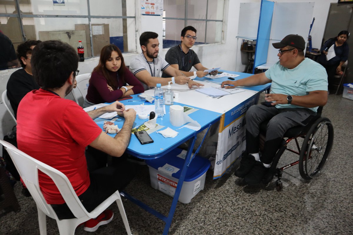 JEDCGuate's tweet photo. En este Centro de Votación fueron instaladas 12 mesas para ciudadanos con datos no actualizados y 16 mesas con datos actualizados. Acudió el 44.83% de empadronados para este centro a emitir su sufragio.
#EleccionesGT2023 https://t.co/pWlItiwllv
