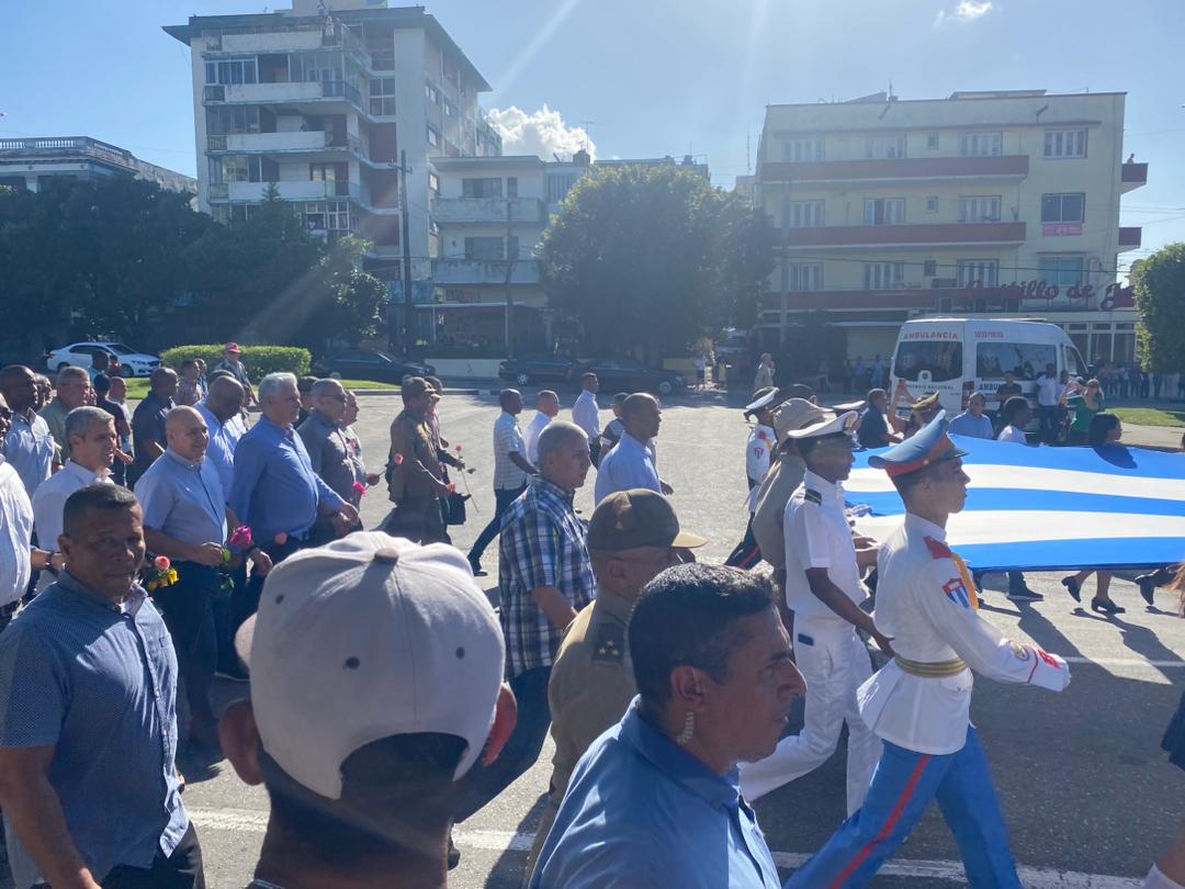 MTSS_CUBA's tweet photo. El pueblo, con el presidente @DiazCanelB al frente, le rinde hoy homenaje porque #CamiloVive #CamiloEsPueblo https://t.co/DZjTWysBBN