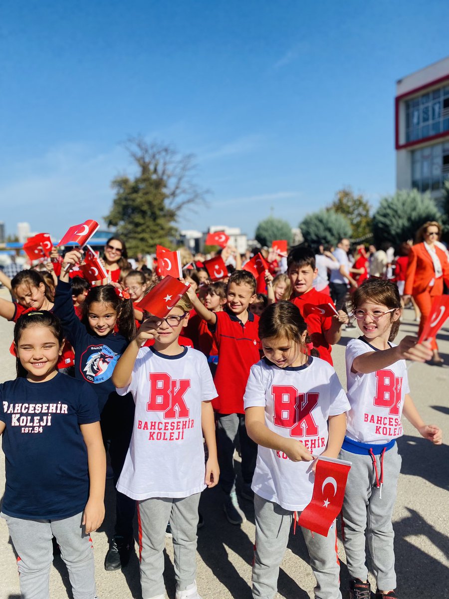 29 Ekim Cumhuriyet Bayramı etkinliklerimiz çerçevesinde bugün  okul bandomuz eşliğinde "Cumhuriyet Yürüyüşü" gerçekleştirdik.🇹🇷
100.yıl kortejimize katılım sağlayan, bayram coşkusunu bizimle paylaşan velilerimize çok teşekkür ederiz. ♥️
Cumhuriyet çocuklarımızla güzel 🇹🇷