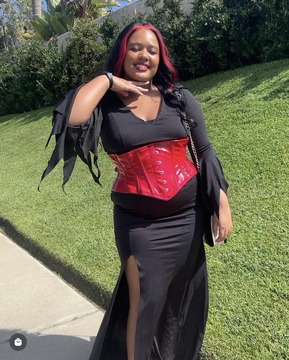 WigTypes's tweet photo. Who’s ready for Halloweekend? 😈👻
Hair ➖ Sensationnel - ESTELLE
Color ➖ Colorblock1/Red
Model 📸 @magicalblkalia 

🛍️ @ https://t.co/y0p8rvrvuB

#wigtypes #wigtypesdotcom #wigtypesfam #wigs #hair #Sensationnel #syntheticwigs #cloud9wig #estelle #halloweekend #halloween https://t.co/WTGfe1znS4