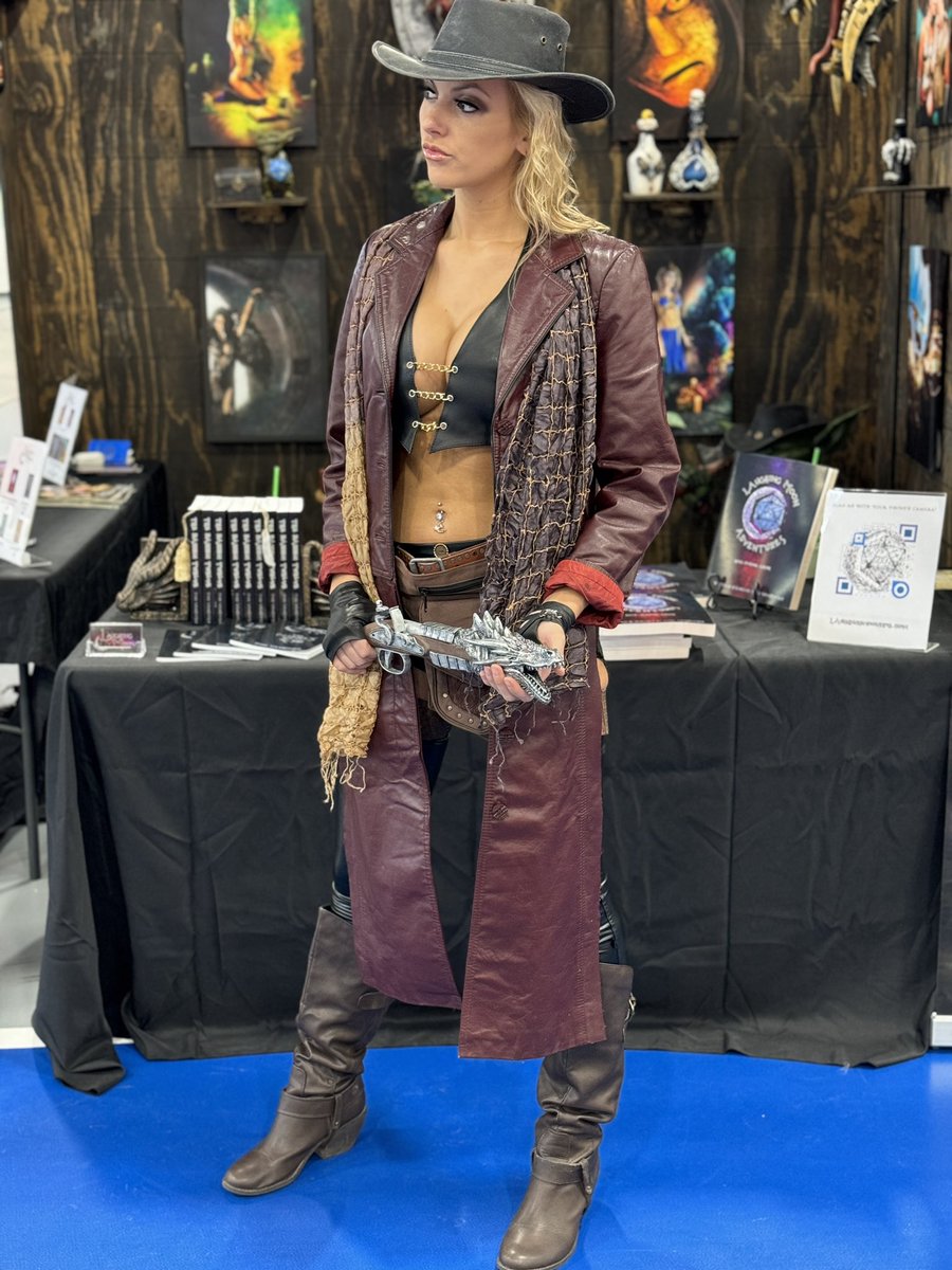 Griffins_Tales's tweet photo. Debuting my brand new #originalcharacter cosplay, Rhaen, bounty hunter of the Wheelhouse, today at @UwUConAZ https://t.co/CvmYjDZ6sB