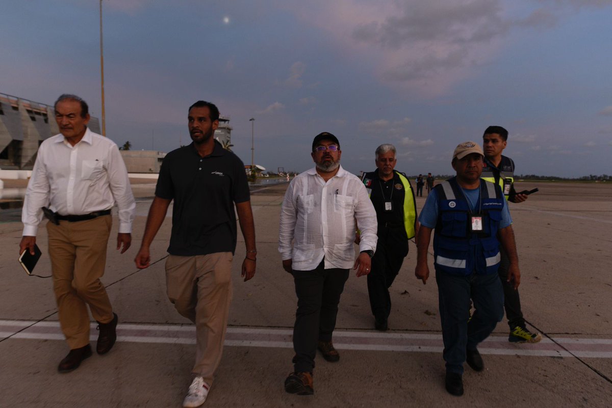SICTGuerrero's tweet photo. 🔴 #ComunicadoSICT #HuracánOtis #JuntosPorAcapulco

Inicia operaciones el puente aéreo en Acapulco para trasladar a turistas varados y llevar víveres, apoyo médico y técnico al puerto.

➡️ https://t.co/TD1Mp3otOb https://t.co/f3d9u1Puuq