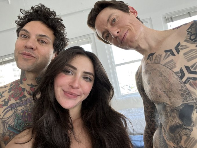 had the best day with @veryowengray and @thesmallhands_ 🖤🖤 https://t.co/4nxCNNB3oN<a class="tags" href="/tag/veryowengray">@veryowengray</a><a class="tags" href="/tag/thesmallhands_">@thesmallhands_</a>