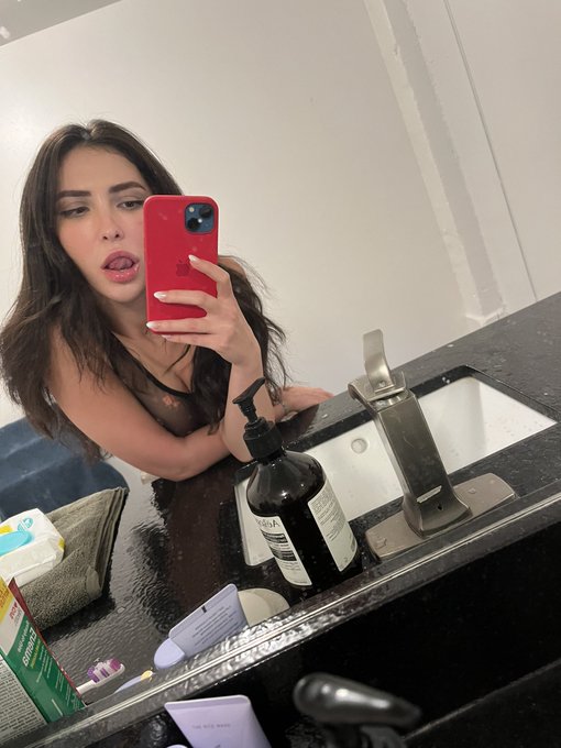 had the best day with @veryowengray and @thesmallhands_ 🖤🖤 https://t.co/4nxCNNB3oN<a class="tags" href="/tag/veryowengray">@veryowengray</a><a class="tags" href="/tag/thesmallhands_">@thesmallhands_</a>