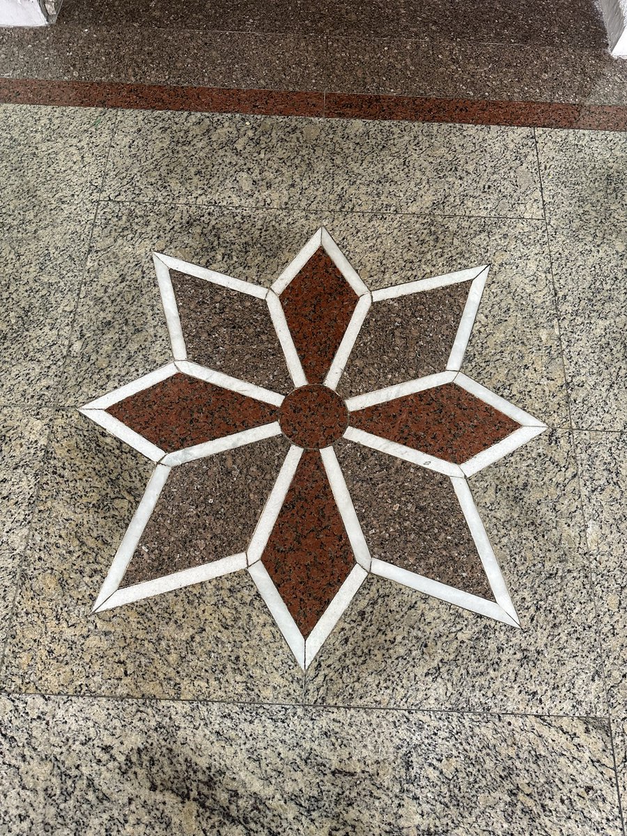 arqdesterro's tweet photo. Colegio Bom Jesus Coração de Jesus - Em algum momento no Sec XX desistimos dos pisos maneiros #arquitetura #ladrilho #coracaodejesus https://t.co/ogqFDM4EyT
