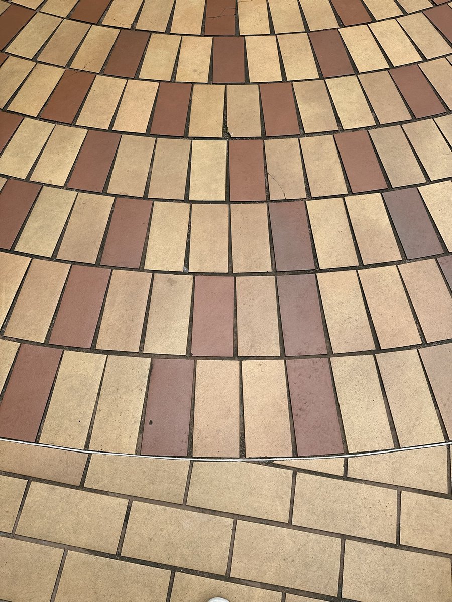 arqdesterro's tweet photo. Colegio Bom Jesus Coração de Jesus - Em algum momento no Sec XX desistimos dos pisos maneiros #arquitetura #ladrilho #coracaodejesus https://t.co/ogqFDM4EyT