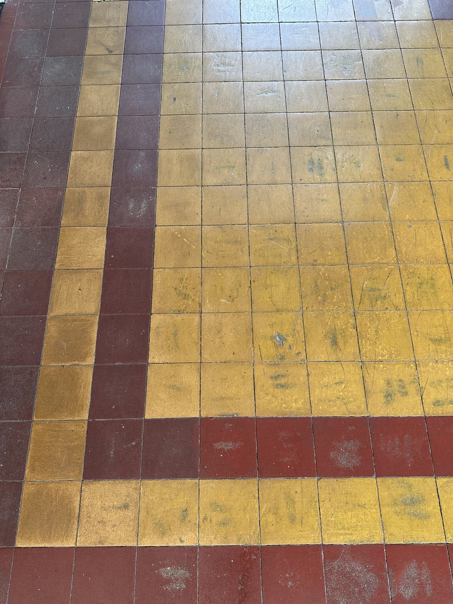 arqdesterro's tweet photo. Colegio Bom Jesus Coração de Jesus - Em algum momento no Sec XX desistimos dos pisos maneiros #arquitetura #ladrilho #coracaodejesus https://t.co/ogqFDM4EyT