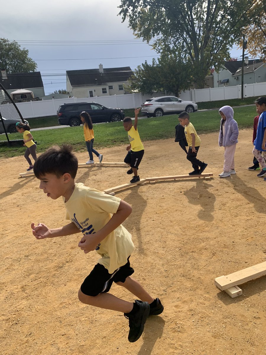 Thanks to our amazing PTO and parent volunteers!! We had a blast at the Fun Run today! 😃💙💛<a href="/25Lafayette/">Lafayette Estates School #25</a> <a href="/School25PTO/">School 25 PTO</a> #lionpride 🦁
