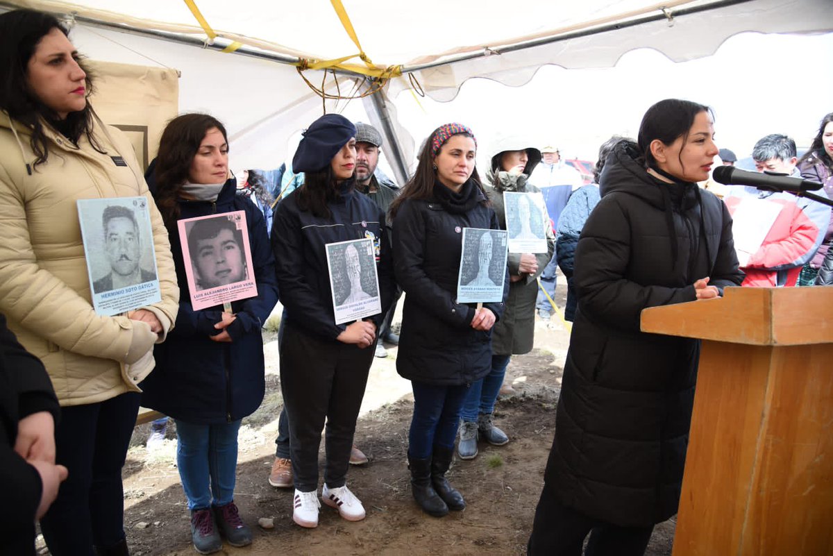 culturas_cl's tweet image. Hoy asistimos a la ceremonia de instalación de una placa en memoria de los tres Detenidos Desaparecidos del Caso Coyhaique, hito que se llevó a cabo en Coyhaique Alto, frontera entre Chile y Argentina.
🌹#50AñosDelGolpe