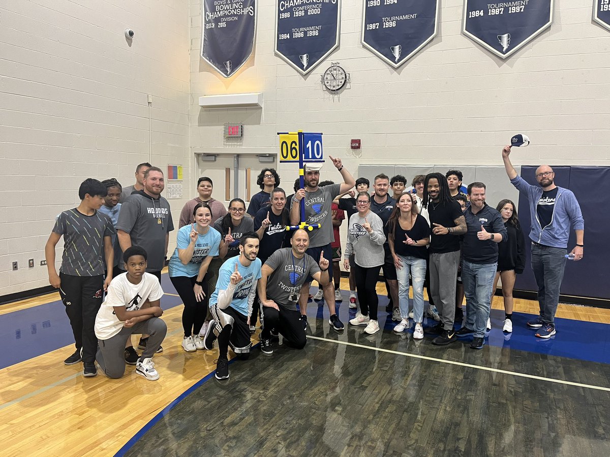 Clarkeedu1's tweet photo. The CMS Teachers prevailed this afternoon in their matchup against 
Mr V’s advisory in a thrilling 10-6 crazy cricket come from behind victory @This_Is_Mr_K @CCSD146Tweets @MrsFerrebee615 #gameoflegends https://t.co/s16cGE8gus