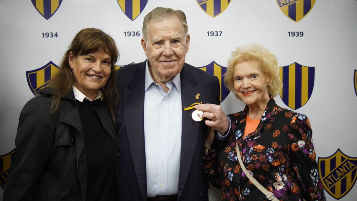 atlantaoficial's tweet photo. El Club Atlético Atlanta reconoció a los vitalicios que llevan mas de 50 años como socios ininterrumpidos de la Institución 🇺🇦

🔗 https://t.co/XGzT5J7QTV

#ParaAdelanteAtlanta 🟡🔵 https://t.co/RGzabhtrYP