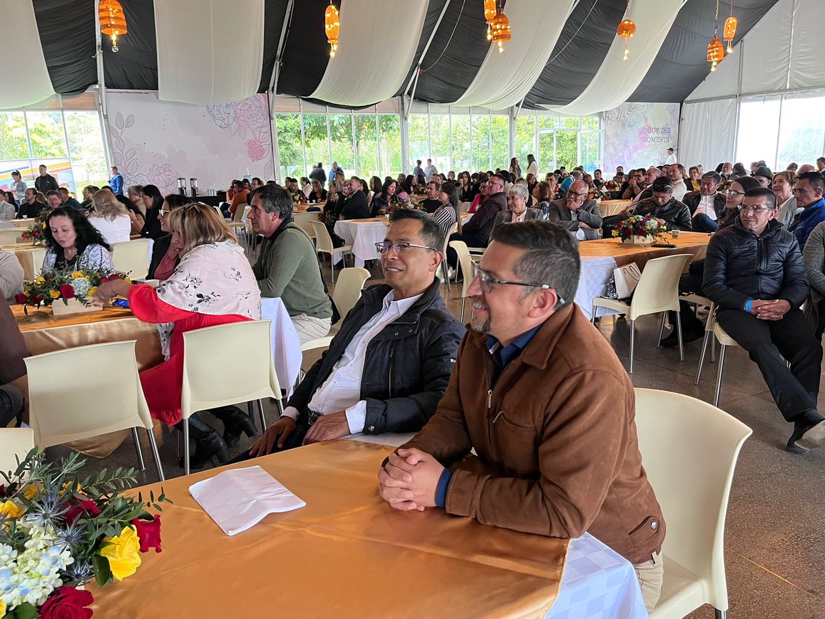 lmsaenzm's tweet photo. Vivieron una jornada de actividades de magia, fortalecimiento de competencias en liderazgo e innovación, reconocimientos, baile y regalos, alrededor de nuestro único objetivo, agradecer su compromiso, esfuerzo y dedicación con #Cundinamarca región que progresa en Educación! https://t.co/ctNle4rgea