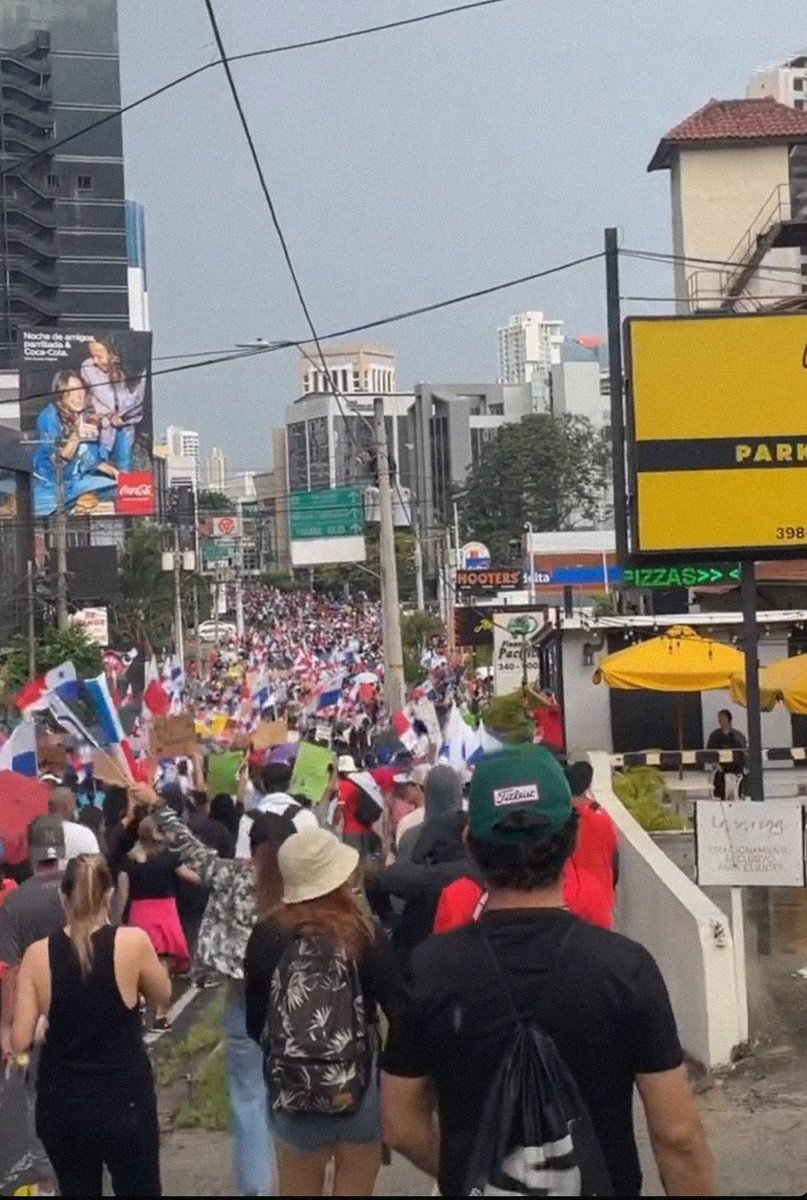 Impresionante cada día. A pesar, de la hora, miren la cantidad de gente.

Aquí nadie se raja!