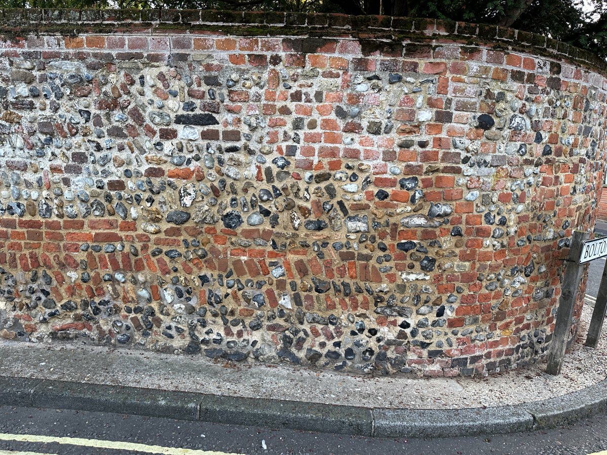 fotofacade's tweet photo. You know when you get that feeling that a wall is trying to tell you something? https://t.co/YYtupiErNB