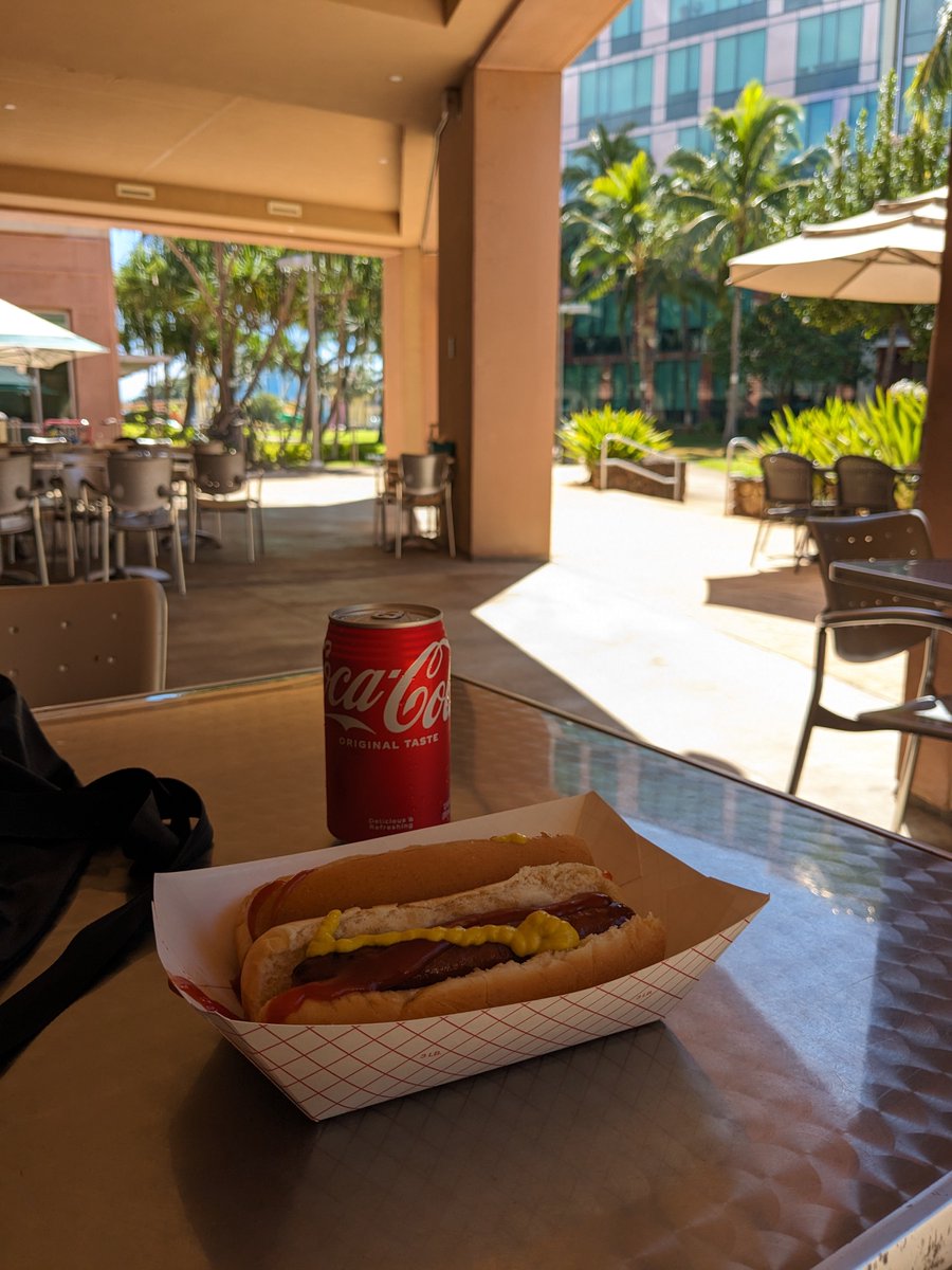 大学もハロウィーンのお祭り🎃 なぜか hot dogを構内で焼いていていい香り! 作りたて美味い！!