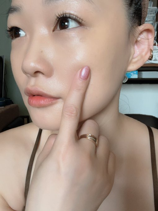 おはよっ☀️ 今日は朝からお肌の調子がなぜかよぃ✨✨ ちゅるんちゅるん︎💕︎︎  では久々にV撮影いってきます︎💕︎︎ https://t.co/7HASsZB1Pf