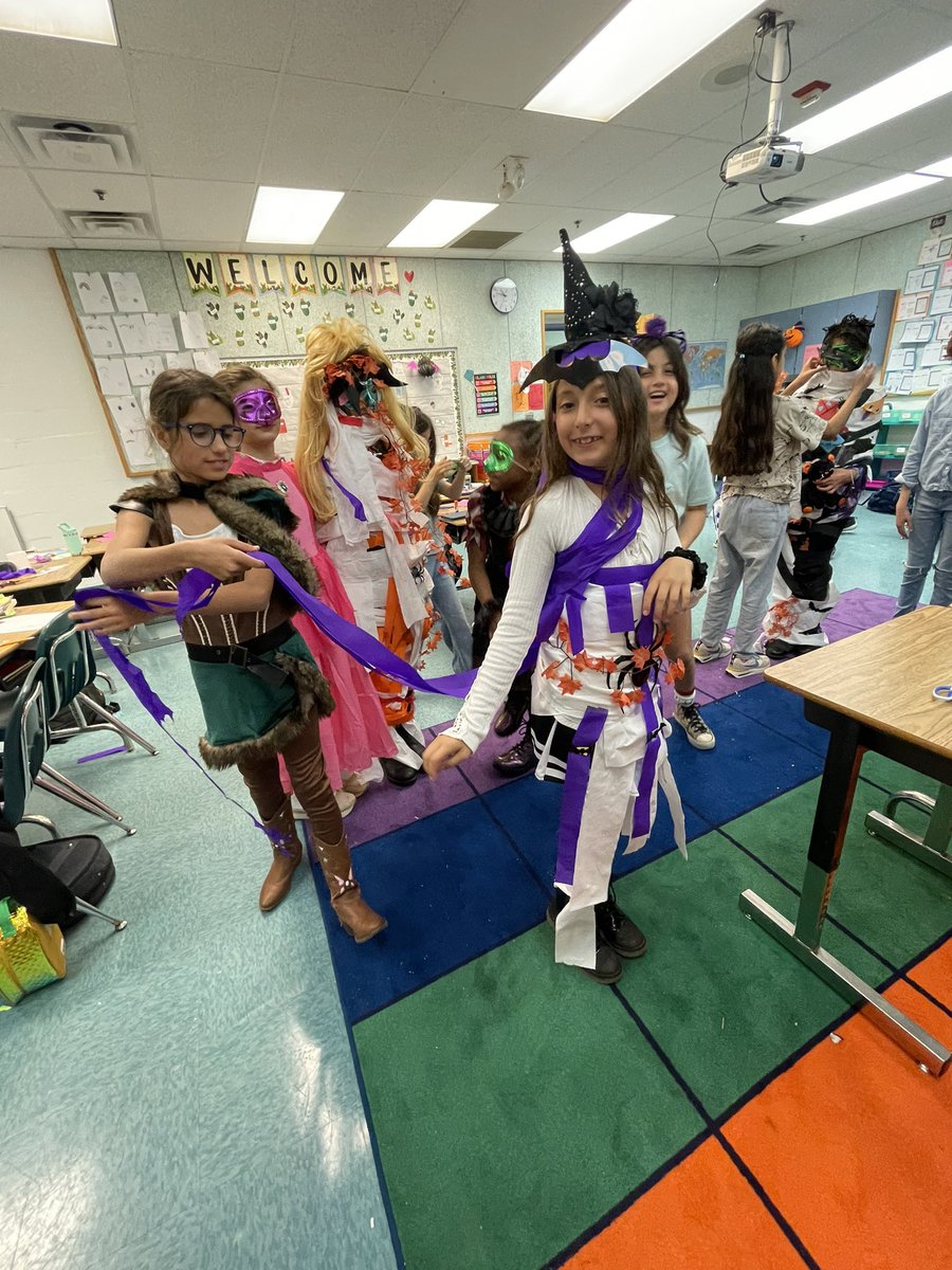 parrclass's tweet photo. Fall festival today 🎃🍁🧙‍♀️@KentGardens https://t.co/UzSbPX3bdj
