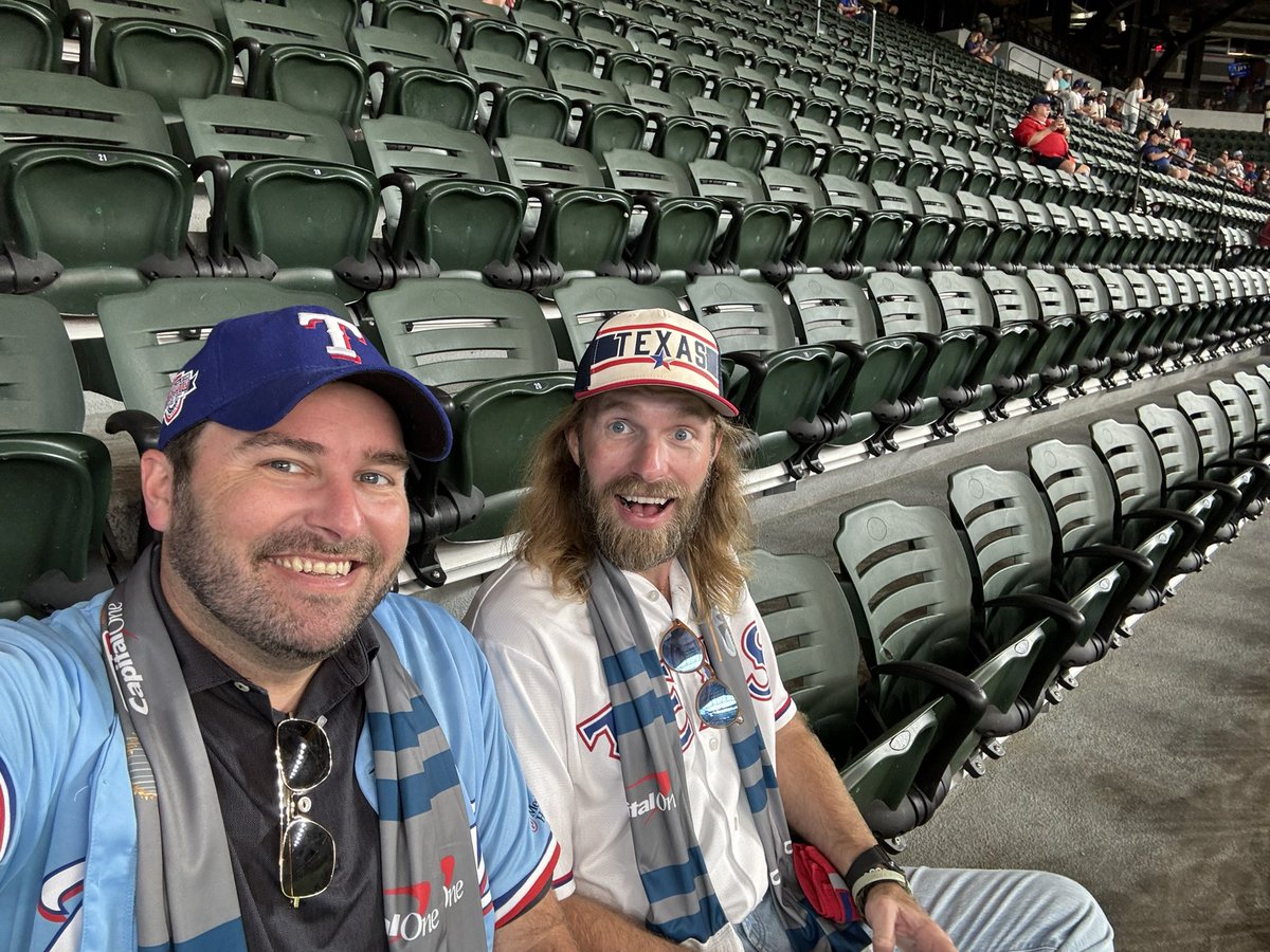 vincejohnson's tweet photo. Go Rangers! #globelifefaces https://t.co/UT1hRuiThn