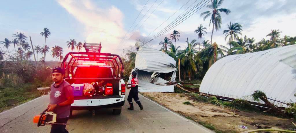 jorgexsa's tweet photo. Nuestras brigadas de bomberos apoyan con la liberación de vialidades para conectar las zonas incomunicadas.  Gracias por su entereza y labor para nuestros amigos de la zona de Coyuca. https://t.co/0tpVVS71i1