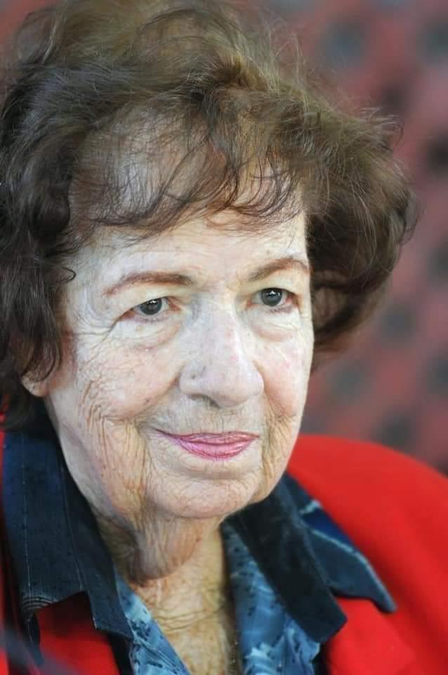 FAR Cuba Lamenta el fallecimiento de la Dr María Dolores Ortiz, a quien por tantos años disfrutamos en el  programa Escriba y Lea. 
Por su aporte al estudio de la historia había recibido la réplica del machete de Máximo Gómez.
#CubaViveEnSuHistoria