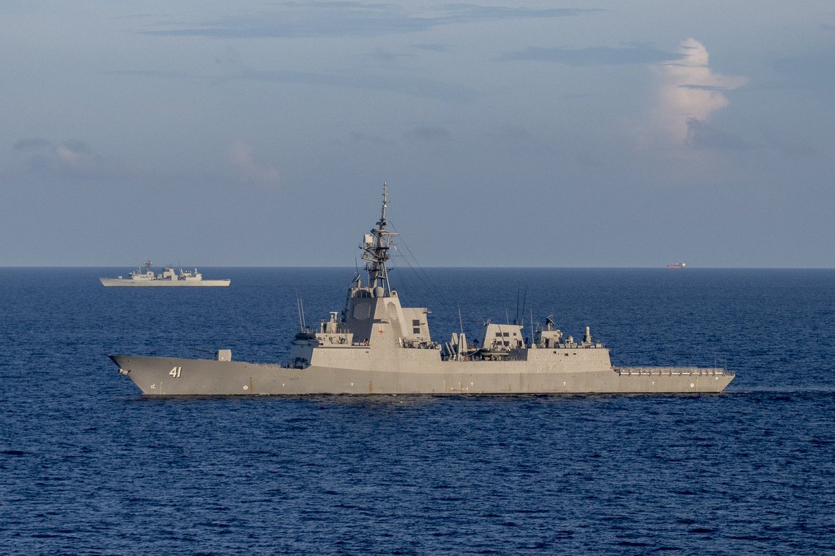 No better day than a day underway with mates! ⚓️🤝⚓️

#HMASBrisbane 🇦🇺 exercised with #USSRafaelPeralta 🇺🇸, #JSAkebono 🇯🇵, #HMCSOttawa 🇨🇦 and #HMNZSTeMana 🇳🇿 as part of Ex Noble Caribou in the South China Sea.

They fostered Navy-to-Navy ties and professional maritime skills.