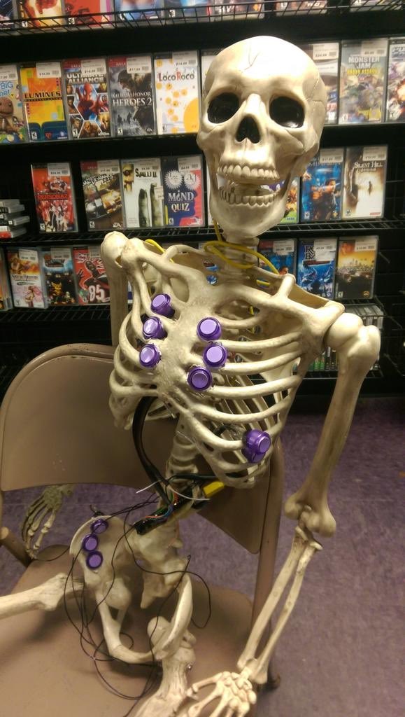 Evo's tweet photo. Just some bare bones equipment. #FightstickFriday https://t.co/QcQas6BkmY
