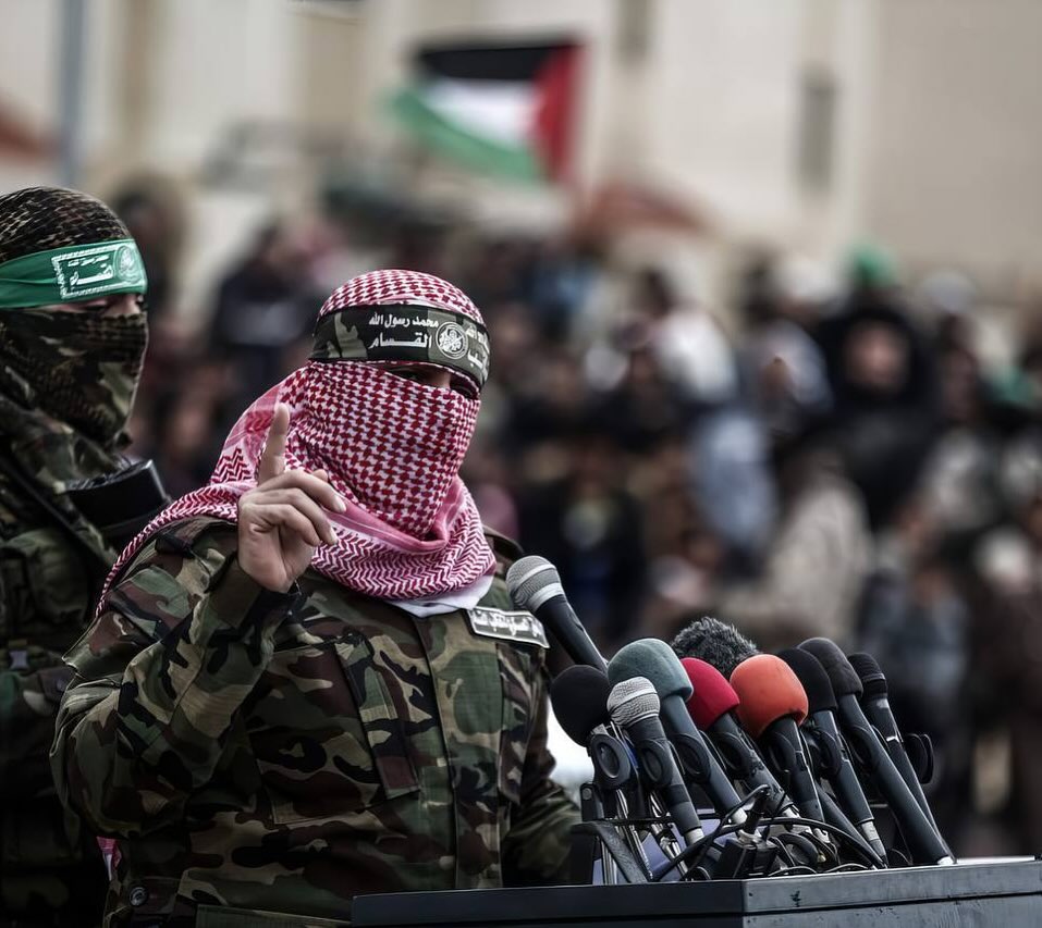 Filistinli bir gencin mesajı;

“Müslüman ülkelere söyleyin gıyabımızda cenaze namazı kılmasınlar zira biz diriyiz sizler ölüsünüz." 
doğru söylüyor  bu sınavdan biz kaldık, kalkın ey müslümanlar!
Uyanın ey müslümanlar! 
#GazaGenocide #starlinkforgaza