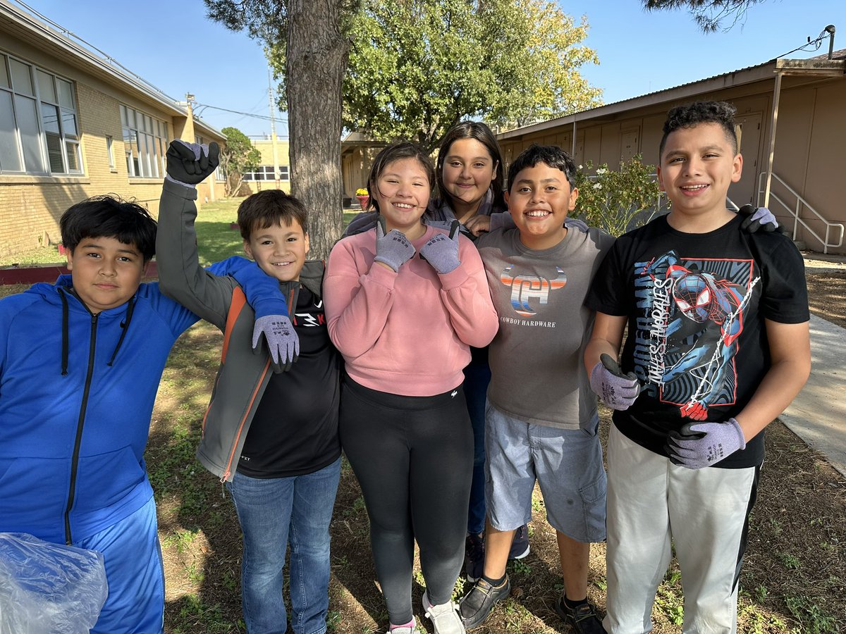 TravisAmbassad2's tweet photo. Ambassadors taking pride in their school by helping to keep it clean! 🌪️ https://t.co/Xjgu7d34vG